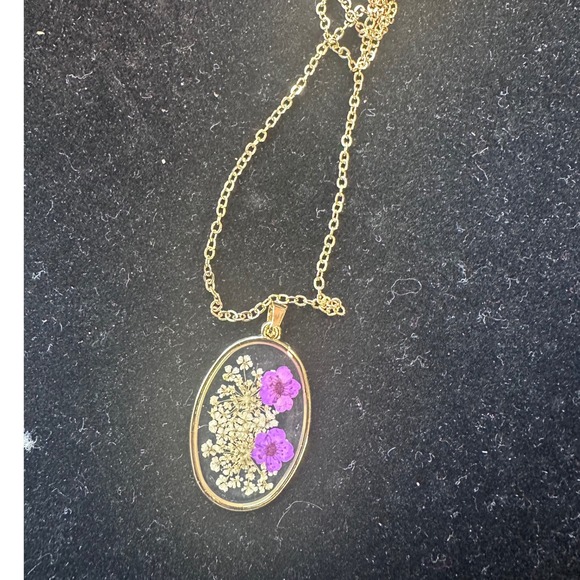 Jewelry - NEW Boutique dried floral purple acrylic gold finish chain necklace‎
